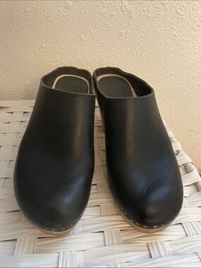 Bryr Black Slip-On Leather Clogs